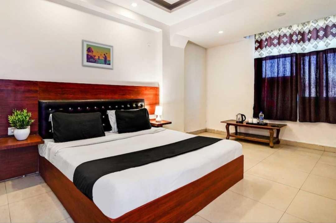 Hotel O Anshu B&B New Delhi Exteriör bild
