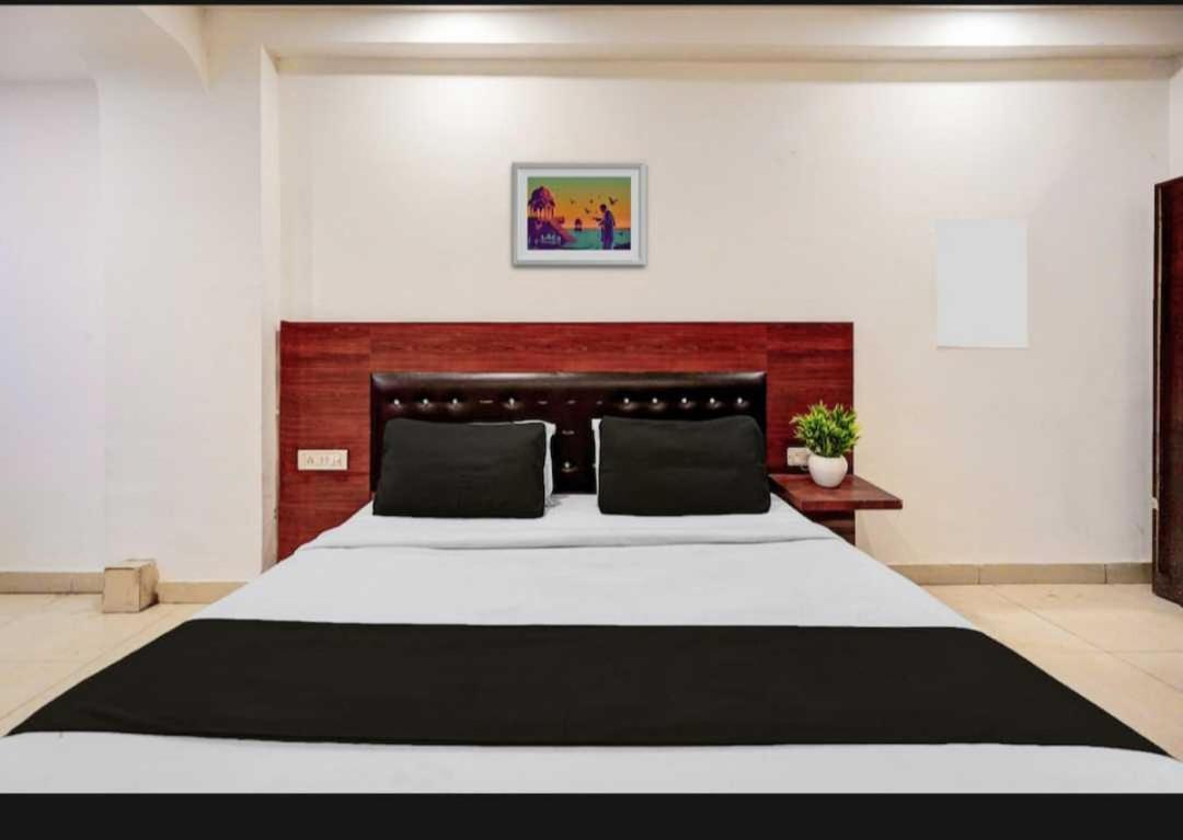 Hotel O Anshu B&B New Delhi Exteriör bild