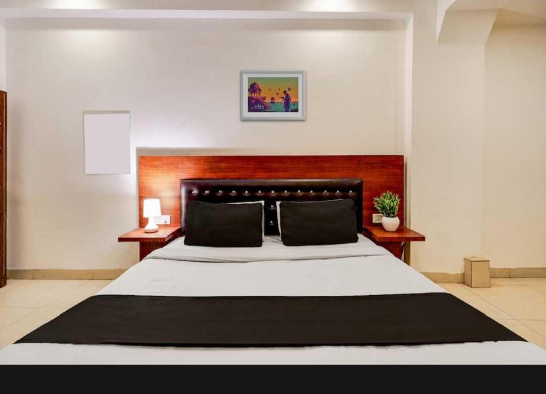 Hotel O Anshu B&B New Delhi Exteriör bild